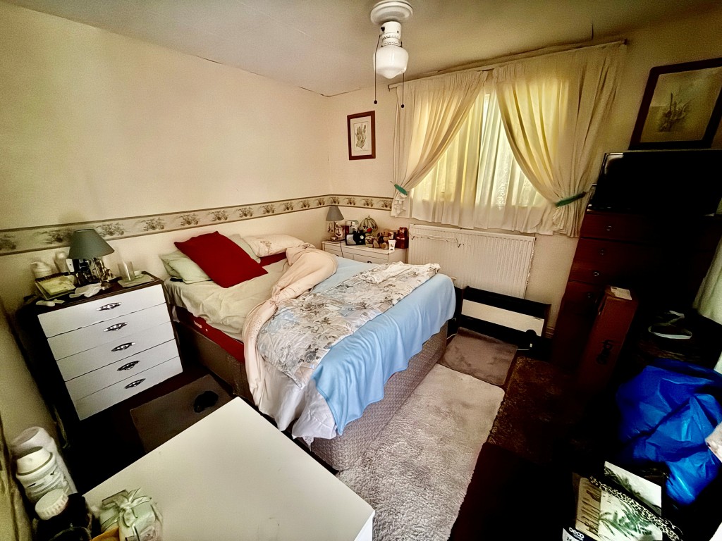 Lot: 84 - BUNGALOW ON LARGE PLOT WITH STABLE AND PADDOCK OFFERING POTENTIAL - Bedroom one